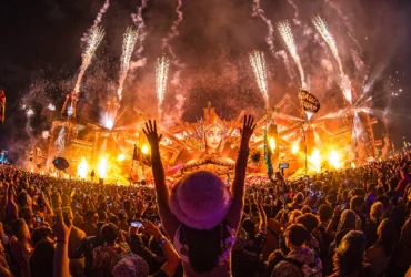Ravefix Review: Eye-Catching Festival Wear With a Critical Customer Service Red Flag
