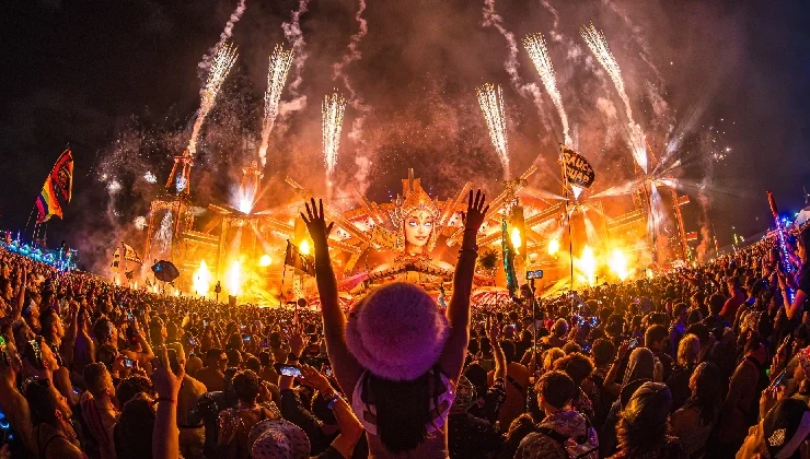 Ravefix Review: Eye-Catching Festival Wear With a Critical Customer Service Red Flag