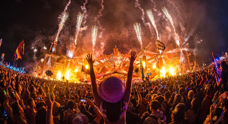 Ravefix Review: Eye-Catching Festival Wear With a Critical Customer Service Red Flag